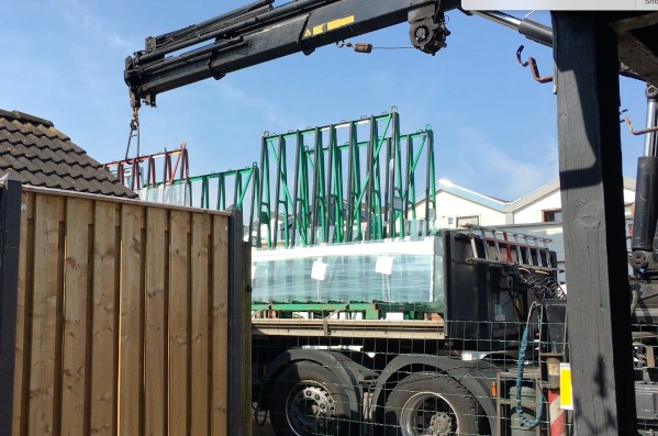 levering glas met kraan